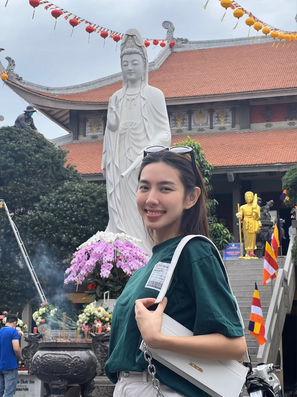 Hoa hậu Hòa bình Quốc tế Thùy Tiên đi lễ chùa đầu năm mới.