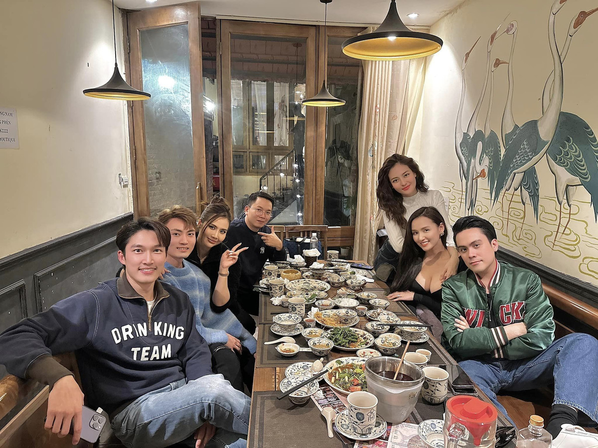 Nhóm bạn thân gồm Thùy Anh, Đình Tú, Thái Dũng cùng nhau gặp gỡ những ngày đầu năm mới.