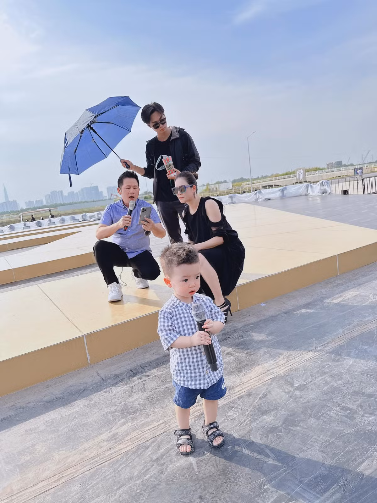 Bằng Kiều chào đón năm mới cùng Thu Phương. Anh cũng mang con trai đi tập duyệt chương trình biểu diễn cùng mình.