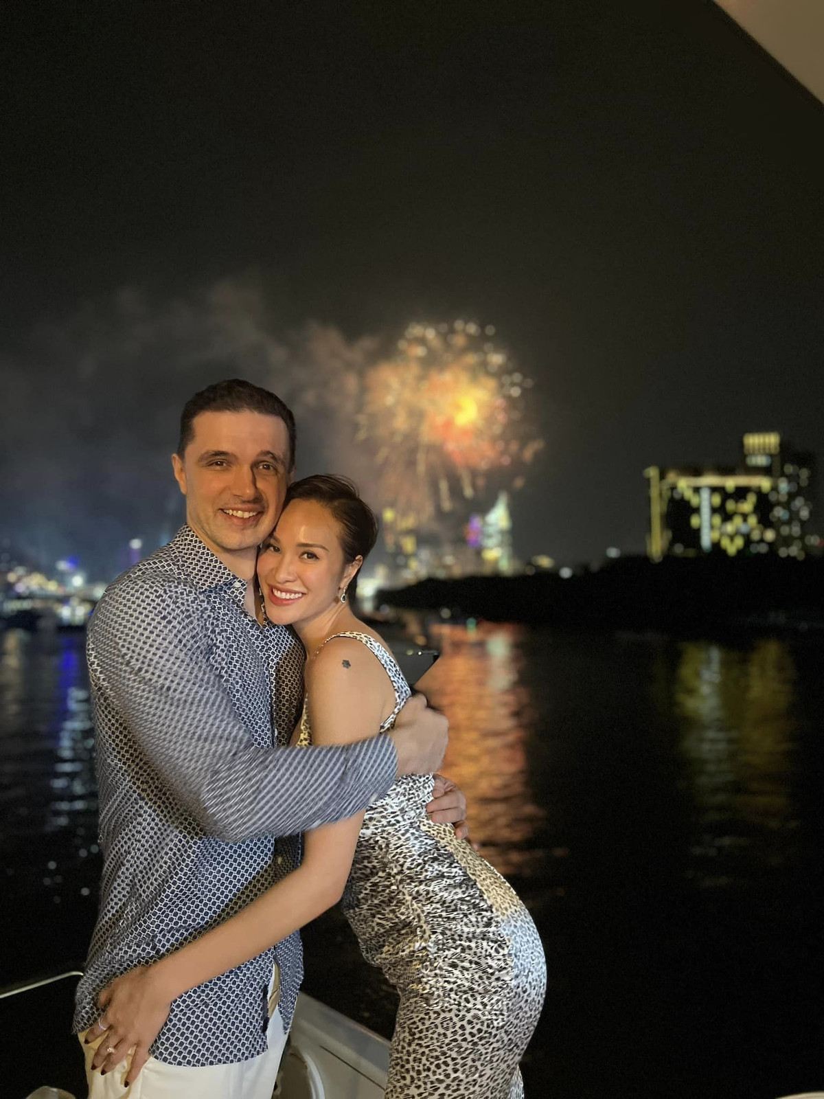 MC Phương Mai cùng chồng Tây đón năm mới trên du thuyền.