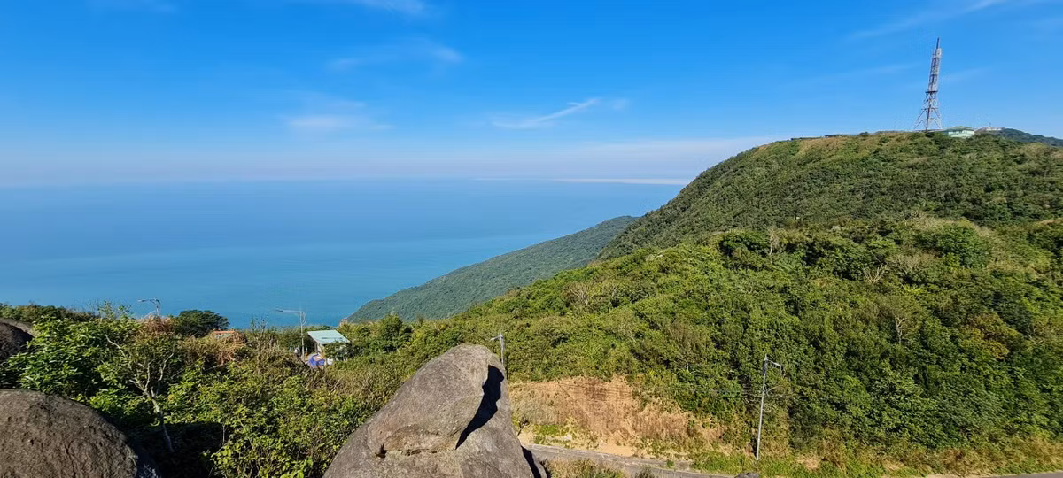 Cánh rừng nguyên sinh xanh thẳm hoà quyện với màu xanh ngọc bích của nước biển Đông...