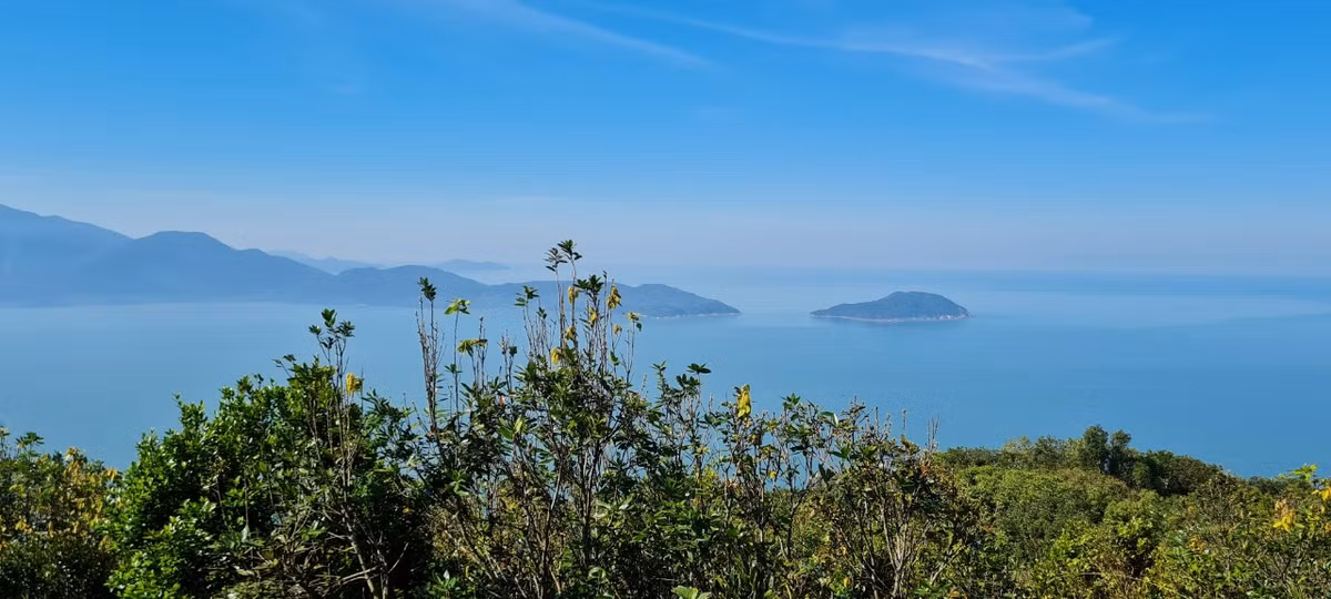 Từ Nhà Vọng Cảnh, phóng tầm mắt về phía biển, một bức tranh sơn thủy hữu tình lãng mạn hiện ngay trước mắt du khách.