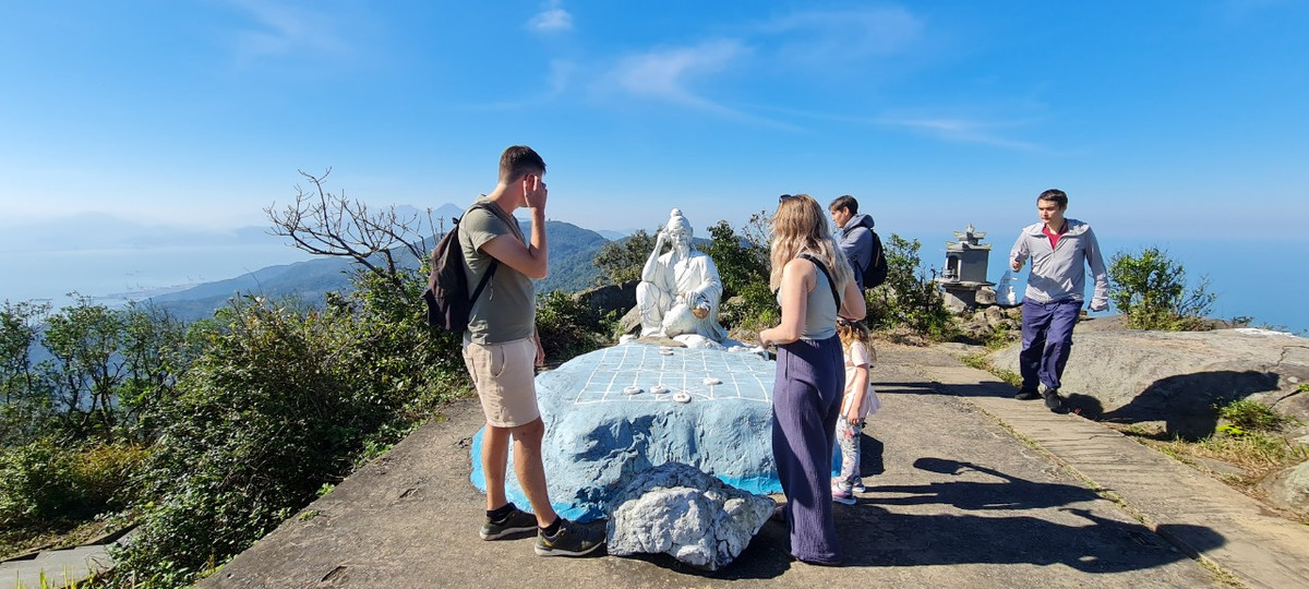 Bức tượng Đế Thích ngồi một mình bên bàn cờ tiên chưa tìm ra lời giải khiến nhiều người thích thú.