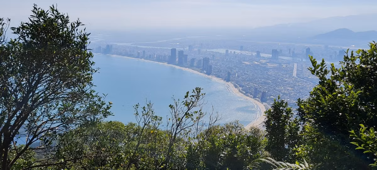 Xa xa là thành phố đáng sống ẩn hiện trong lớp sương mờ.