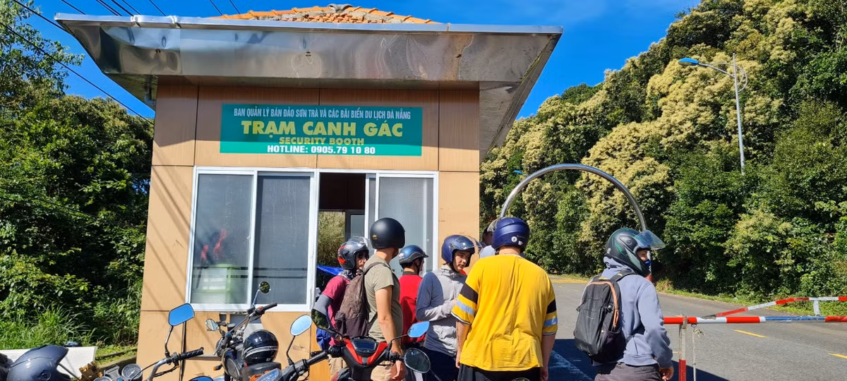Trạm gác của Ban Quản lý Bán đảo Sơn Trà và các bãi biển du lịch Đà Nẵng nằm trên đường dẫn lên đỉnh Bàn Cờ những ngày giáp Tết, rất đông du khách đang thực hiện thủ tục quét mã QR để qua trạm.