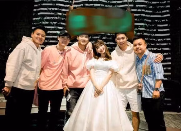 Dù chia tay Công Phượng nhưng Hòa Minzy vẫn giữ sự thân thiết với những người bạn thân của anh.