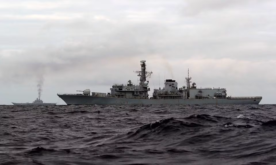 Không chỉ Na Uy mà Hải quân Hoàng gia Anh cũng cử tàu hộ vệ tên lửa HMS Richmond (F239) theo dõi nhóm tàu sân bay Nga. Nguồn ảnh: QQ