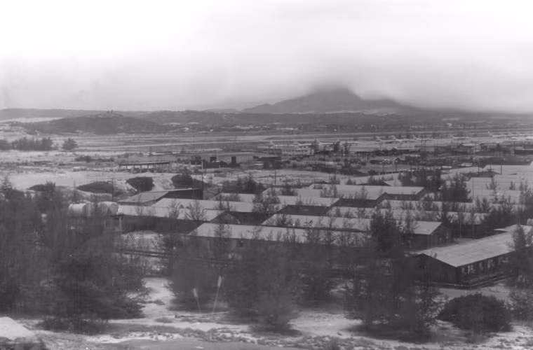 Không chỉ vậy, Liên Xô còn xây dựng hoàn thiện nhiều kho tàng bến bãi, sân bay, cầu cảng cho phép neo đậu các loại tàu cỡ lớn. Ảnh: Khu nhà ở của binh sĩ Liên Xô tại Cam Ranh. Nguồn ảnh: clubadmiral.ru