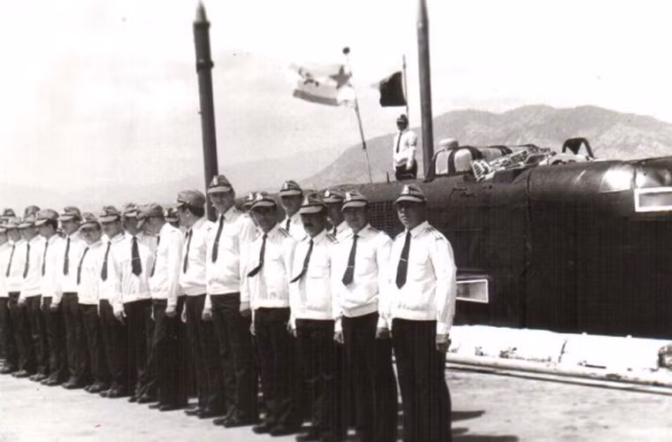 Trong nhiều năm, Hải quân Liên Xô đã đóng căn cứ tại Syria và Ai Cập. Các thiết bị quân sự của Liên Xô và sau đó là của Nga đã hoạt động ở Cuba và Việt Nam. Nga từ lâu đã rút khỏi căn cứ ở Ai Cập, từ năm 1972 và đầu những năm 2000 đã đóng lại căn cứ tại Cuba và Việt Nam. Tuy nhiên, những sự kiện gần đây đã chứng minh một lần nữa: tốt hơn hết Nga đừng hy vọng vào "hợp tác" với phương Tây, mà nên tin tưởng vào sức mạnh riêng của mình. Cụ thể là, sự hiện diện của Hải quân và Lực lượng Không quân vũ trụ Nga tại các khu vực khác nhau trên thế giới. Nguồn ảnh: clubadmiral.ru