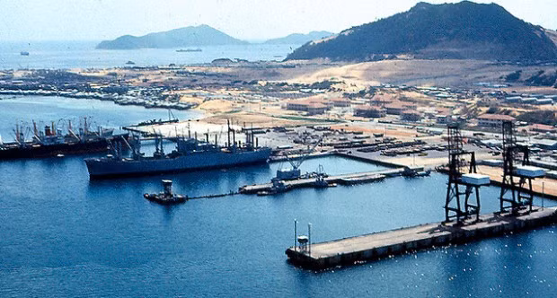 "Lập trường nhất quán của Việt Nam là không liên minh quân sự, không liên minh với nước nào để chống lại nước thứ ba và cũng không cho nước nào đặt căn cứ quân sự tại Việt Nam. Tất cả các luận điểm tôi đã nêu là không thay đổi", ông Lê Hải Bình, người phát ngôn Bộ Ngoại giao Việt Nam trả lời câu hỏi của phóng viên hôm 13/10. Đáng chú ý, đây không là lần đầu tiên Nga đưa ra tuyên bố về việc muốn trở lại Cam Ranh. Nguồn ảnh: clubadmiral.ru