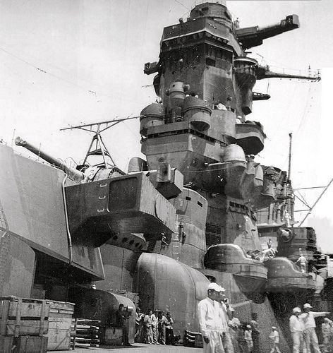 Giai đoạn cuối cuộc Chiến tranh thế giới thứ 2, trước ưu thế vượt trội sức mạnh trên không của Mỹ, người Nhật buộc phải cải tiến Yamato bổ sung thêm pháo phòng không nhằm đối phó với lực lượng máy bay đông đảo của Hải quân Mỹ. Theo đó, chiếc Yamato gỡ bỏ bớt 6 pháo 155mm và nâng số pháo phòng không 25mm lên con số 162 khẩu. Về phần chiếc Musashi được trang bị 130 khẩu pháo 25mm (32 ụ, 3 khẩu/ụ). Nguồn ảnh: Wiki