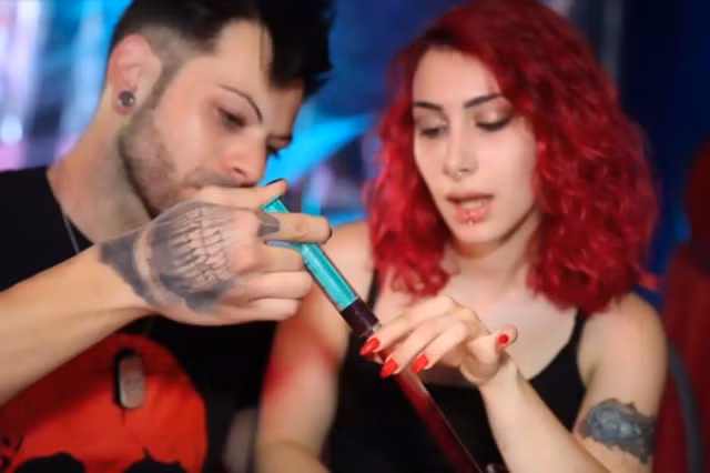 Chuyen la hom nay: Cap doi uong mau tuoi cua nhau the nguyen tinh yeu-Hinh-3