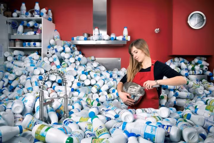 Bộ ảnh của nhiếp ảnh gia có sức ảnh hưởng lớn, bởi dù chúng ta tuyên truyền bằng lời nói, truyền thông mạnh đến cỡ nào thì tác động của những bức ảnh này còn hơn ngàn lời nói. Anh Antoine Repessé cho biết anh hy vọng dự án của mình có thể truyền cảm hứng để xã hội thay đổi cách tiêu dùng và ứng xử với rác.