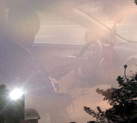 Sau khi lái xe tự đâm vào gốc cột điện, người mặc sắt phục CSGT...