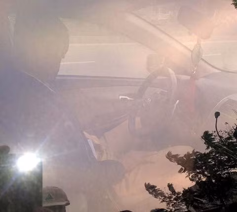 Sau khi lái xe tự đâm vào gốc cột điện, người mặc sắt phục CSGT...