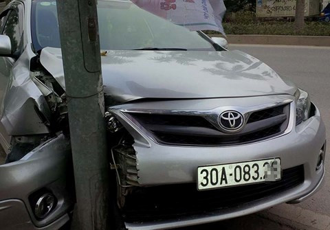 Chiếc xe đâm vào gốc cột điện, nghi là chiến sĩ CSGT lái.