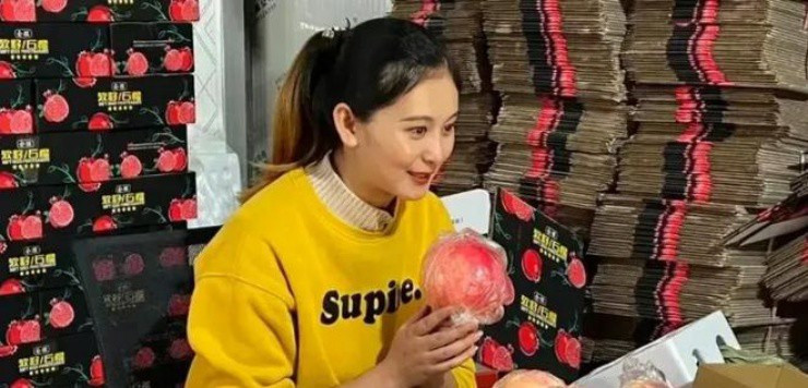 Tiếp viên hàng không xinh đẹp bỏ phố về quê bán nông sản - Hình 2 Tiep vien hang khong xinh dep bo pho ve que ban nong san-Hinh-2