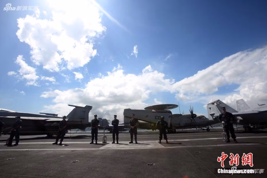 Tổng cộng tàu sân bay Mỹ chiếc USS Ronald Reagan có thể mang theo được tới 90 máy bay chiến đấu và trực thăng các loại. Nguồn ảnh: Chinanews.