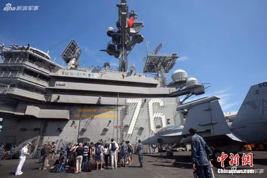 Thủy thủ đoàn đầy đủ của tàu lên tới 3200 người và thêm khoảng 2400 người thuộc lực lượng Không quân Hải quân chịu trách nhiệm cho các hoạt động của lực lượng máy bay trên tàu. Tổng cộngbiên chế đủ của USS Ronald Reagan lên tới khoảng 5.600 người. Nguồn ảnh: Chinanews.