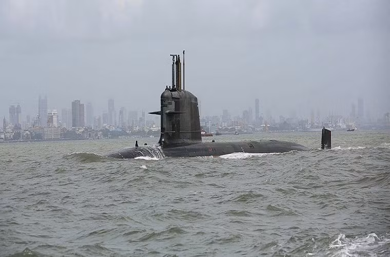 Có độ giãn nước 1870 tấn, dài 61,7 mét và rộng 6,2 mét. Tàu ngầm lớp Kalvari của Ấn Độ sử dụng động cơ điện-diesel cho phép nó di chuyển với tốc độ tối đa 20 hải lý tương đương với 37 km/h khi lặn và khoảng 12 hải lý tương đương với 22 km/h khi nổi. Nguồn ảnh: Navyrec.