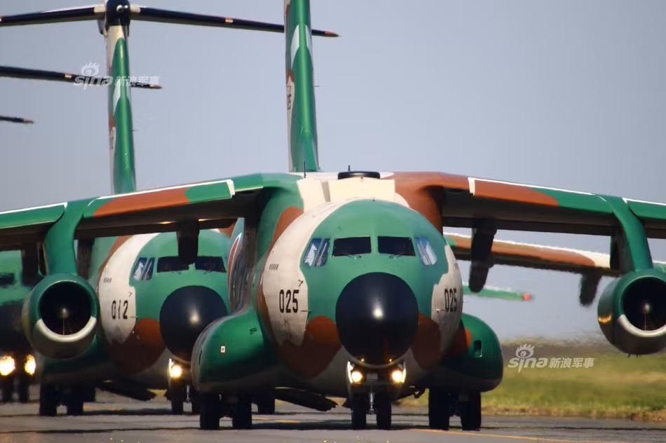 Kawasaki C-1 có phi hành đoàn từ 2 tới 3 người tùy thuộc vào từng nhiệm vụ bay, nó có khả năng mang theo 8 tấn hàng hóa. Chiều dài của chiếc vận tải cơ quân sự này là 29 mét, sải cánh rộng 30,6 mét và có diện tích mặt cánh lên tới 120,5 mét vuông. Nguồn ảnh: Sina.