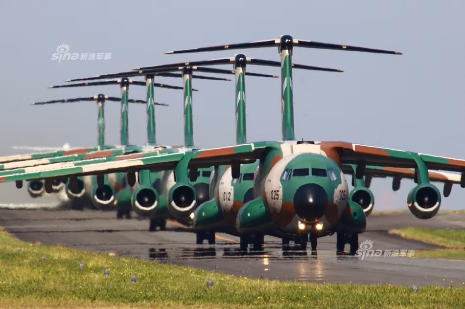 Được thiết kế từ năm 1946, ban đầu các máy bay vận tải C-1 được sản xuất để thay thế các máy bay vận tải lỗi loại C-46 Commandos ra đời từ Chiến tranh Thế giới thứ 2 được Nhật Bản sử dụng trong biên chế của mình. Nguồn ảnh: Sina.