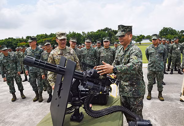 Khơi mào phát súng đầu tiên chính là "anh cả" Mỹ của Philippines với việc tặng cho Quân đội Malina hàng nghìn khẩu súng các loại. Nguồn ảnh: Phil.