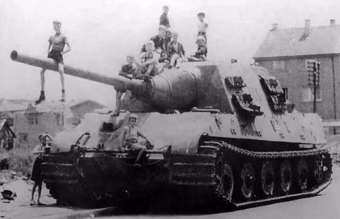 Tháng 4 năm 1945, chiếc Jagdtiger cuối cùng còn chiến đấu trong biên chế Quân đội Đức đã nhận được lệnh đầu hàng Quân đội Mỹ sau khi nó tiêu diệt được 16 xe tăng Mỹ và bắn hạ 30 phương tiện hạng nhẹ khác của Đồng Minh. Nguồn ảnh: Pinterest.