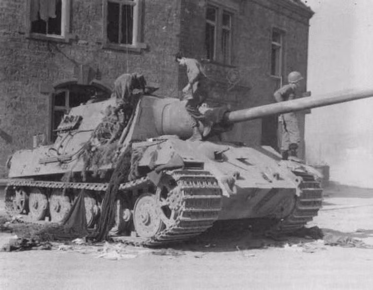 Theo tính toán, có tới 2/3 số pháo tự hành hạng nặng Jagdtiger bị mất trên chiến trường là do hư hại liên quan tới động cơ (tự động hỏng, không phải bị bắn hỏng). Nguồn ảnh: Pinterest.