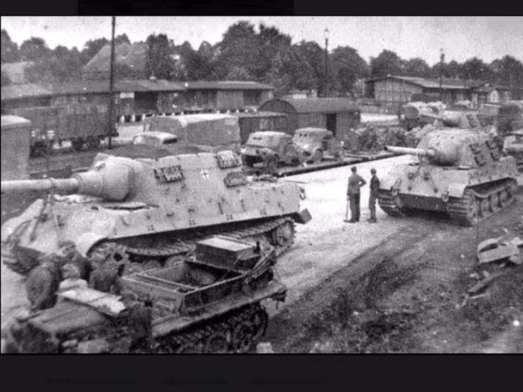 Về vũ khí, như đã đề cập ở trên, Jagdtiger được trang bị khẩu pháo chống tăng hạng nặng 12,8cm Pak 44 L/55 bắn đi những viên đạn trái phá nặng đến 28kg với tầm bắn chống tăng hiệu quả từ 1,8-2,7km. Người ta ước tính, đạn xuyên thép PzGr.43 của Jagdtiger có khả năng xuyên thủng 212mm thép ở góc chạm 30 độ cách 500m, đến 178mm thép cách 2.000m. Sức xuyên này là thừa sức hạ gục bất kỳ chiếc tăng KV hay IS nào. Nguồn ảnh: Pinterest.