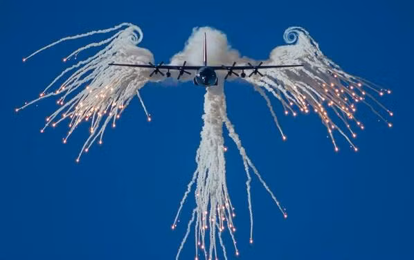 Phi cơ vận tải C-130 với tuổi đời gần 70 hiện đang nắm giữ tổng cộng 54 kỷ lục hàng không thế giới. Mặc dù đã tìm ra hậu duệ cho mình, nhưng rõ ràng những đóng góp của C-130 trong lịch sử quân sự nhân loại sẽ mãi được ghi nhận như một chiếc vận tải cơ thành công nhất thế giới. Nguồn ảnh: Twitt.