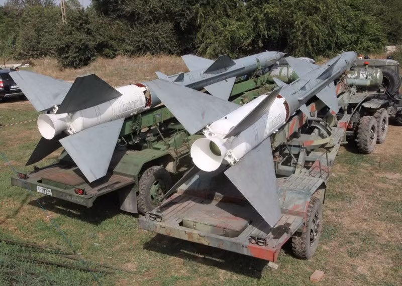 S-75 Dvina hay còn có tên gọi là SAM-2 được coi là tổ hợp tên lửa đất đối không từng được triển khai và sử dụng nhiều nhất trong lịch sử và cũng chính S-75 là dòng tên lửa phòng không bắn hạ được nhiều máy bay địch nhất trong lịch sử phát triển tên lửa phòng không hiện đại. Nguồn ảnh: CNR.