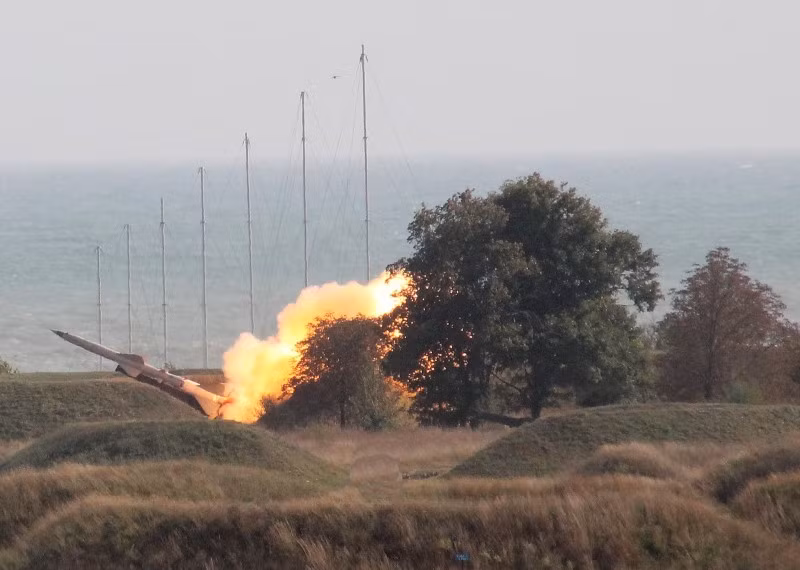 Tên lửa phòng không S-75 sử dụng hệ thống tên lửa đẩy dùng nhiên liệu lỏng và rắn. Theo đó, ở giai đoạn đầu tiên tên lửa sẽ sử dụng nhiên liệu dạng rắn. Nguồn ảnh: CNR.