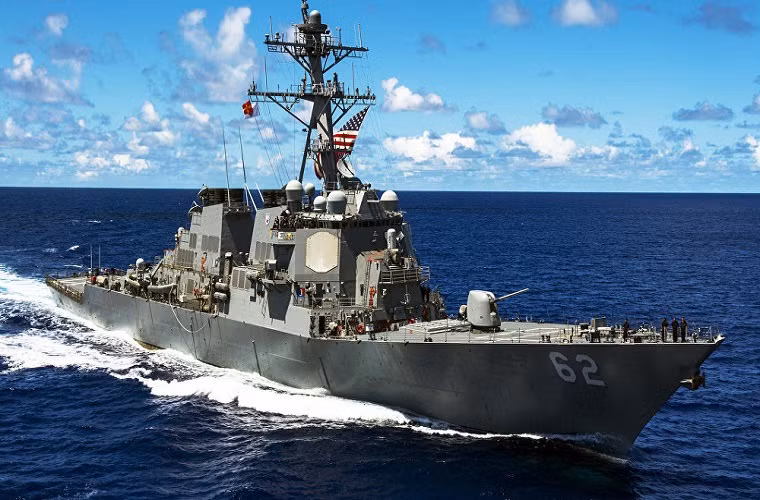 Sức mạnh của tên lửa RIM-174 gắn liền với hệ thống chiến đấu Aegis tiên tiến của Hải quân Mỹ vốn được trang bị trên các tàu khu trục hạm mang tên lửa mạnh nhất của nước này, nói cách khác bộ đôi này giúp Hải quân Mỹ sở hữu các hệ thống đánh chặn và phòng vệ nổi trên biển. Nguồn ảnh: Sputnik.
