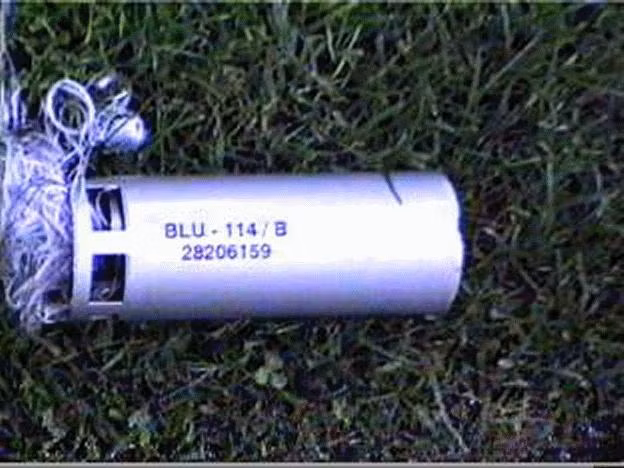 Theo đó bom Graphite được thiết kế để tiêu diệt các thiết bị sử dụng điện của đối phương bằng cách tạo ra các đám mây sợi carbon hóa học. Các sợi carbon này khi bám vào hệ thống điện của đối phương sẽ gây chập mạch, làm hỏng và vô hiệu hóa hoàn toàn các thiết bị sử dụng điện. Trong ảnh là mẫu bom Graphite BLU-114/B đang được Quân đội Mỹ sử dụng. Nguồn ảnh: Global.