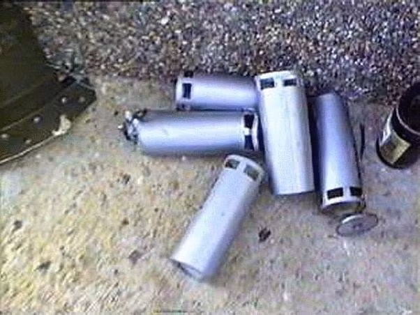 Bom than chì có khả năng tương tự như bom điện từ EMP với phạm vi tác động trên diện rộng và phát huy hiệu quả cao nhất khi được thả trực tiếp vào các cơ sở sản xuất năng lượng, hệ thống trạm biến áp hay các cụm đường dây hạ thế hoặc đường truyền tải điện cao thế của đối phương. Và điểm đặc biệt của hai loại bom này là chúng không gây ra sát thương cho con người. Nguồn ảnh: Quora.