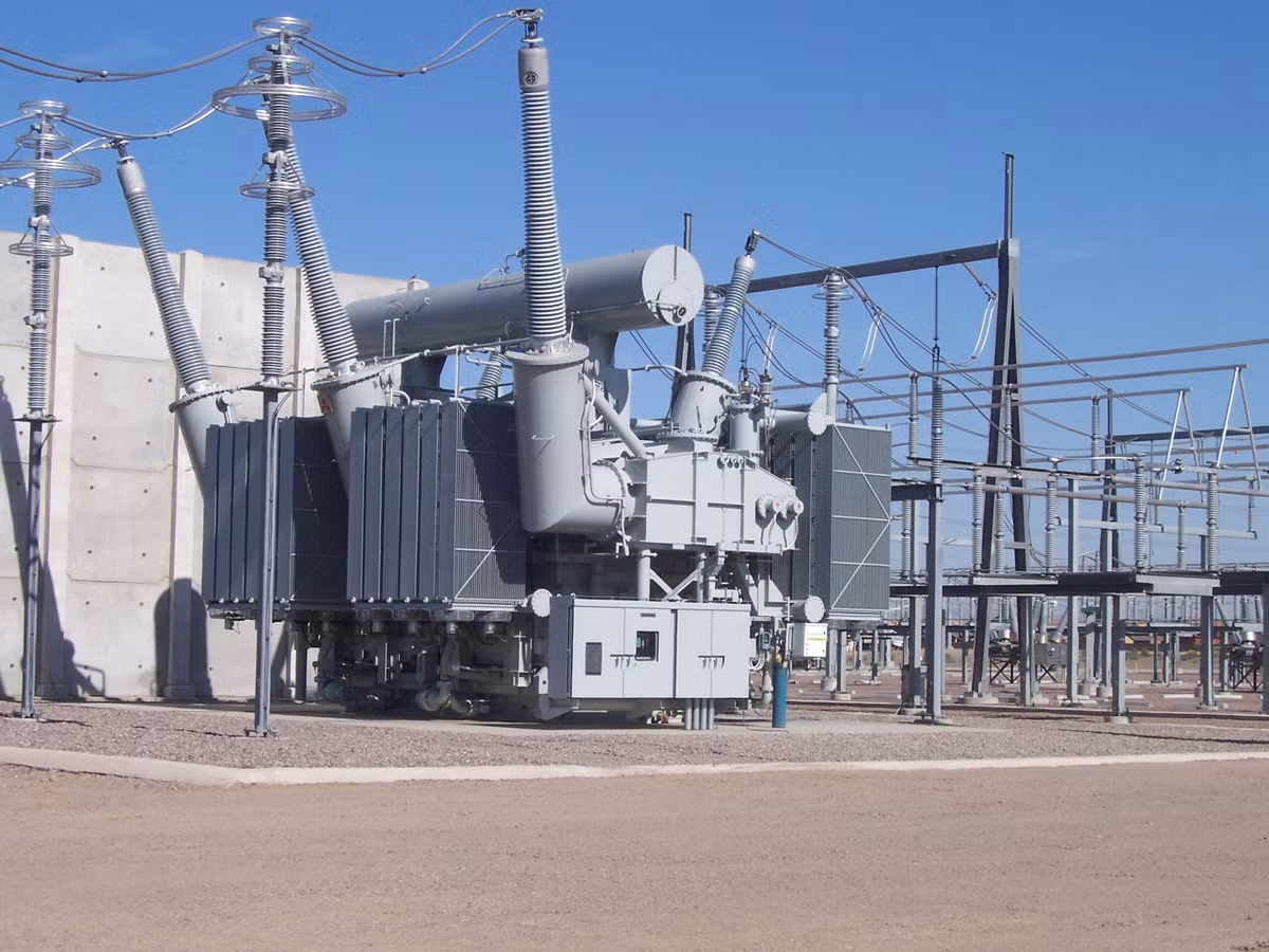 Những nhà máy sản xuất năng lượng luôn là mục tiêu cực kỳ ngon ăn đối với loại vũ khí này, tuy nhiên thiệt hại của chúng chỉ dừng lại ở mức độ gây gián đoạn đường truyền tải điện, hoàn toàn không làm hỏng các thiết bị điện như bom EMP. Có thể nói bom than chì là một biến thể "nhẹ đô" hơn của bom EMP Nguồn ảnh: BW.