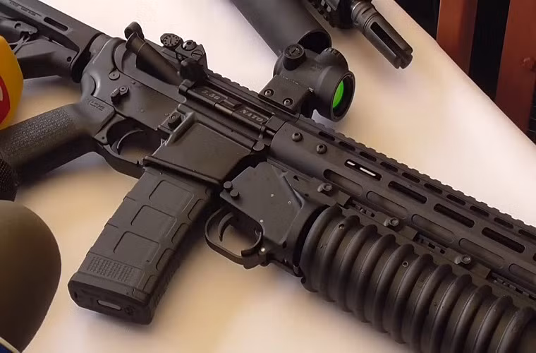 Sở dĩ nói như vậy là bởi Quân đội Ukraine hiện tại gần như chỉ được cái vẻ bên ngoài còn bên trong thì đã kiệt quệ, cả về mặt con người lẫn tài chính. Ở thời điểm hiện tại nếu họ thay các dòng súng Kalashnikov sẽ là một sự lãng phí, mặt khác Quân đội Ukrkaine cũng không đủ năng lực làm điều này. Nguồn ảnh: YouTube.