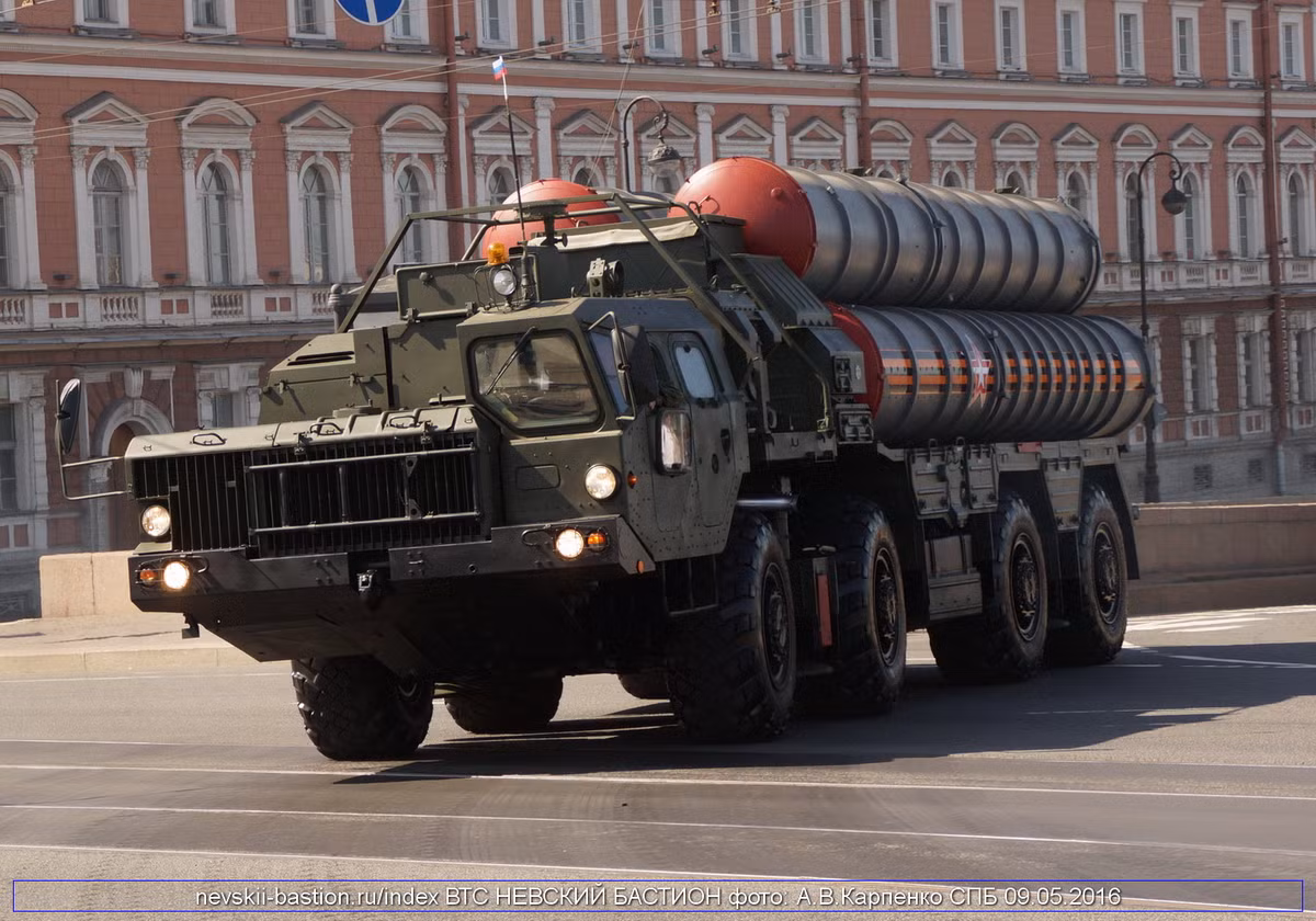 Được ra đời từ năm 2007, đến nay các tổ hợp tên lửa phòng không S-400 của Nga đã bước qua tuổi thứ 10 nhưng thực sự là các tổ hợp này vẫn chưa phổ biến và có đủ số lượng dể thay thế cho các tổ hợp S-300 đời cũ. Nguồn ảnh: Boop.