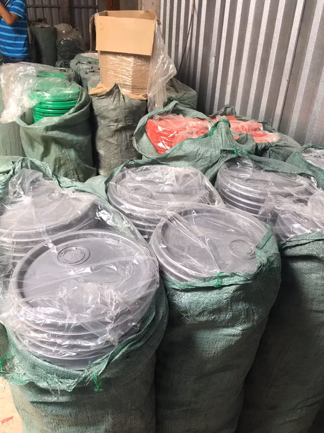 Phá đường dây sản xuất hàng chục ngàn lít dầu nhớt giả - Hình 2 Pha duong day san xuat hang chuc ngan lit dau nhot gia-Hinh-2