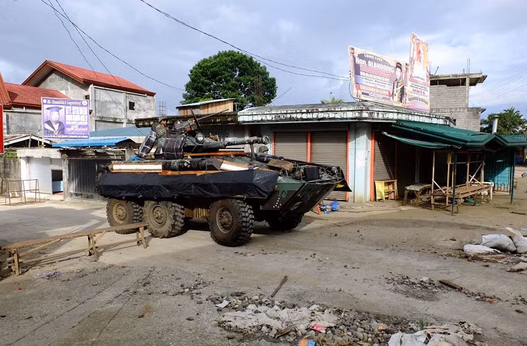 Và chắc Quân đội Philippines cũng mau quên việc họ đã vất vả thế nào khi phải đắp đủ mọi thứ có thể lên trên những chiếc V-150 của mình nhằm chống lại hỏa lực của các tay súng IS ở Mariwi, vốn chỉ được trang bị toàn súng trường và súng máy cùng một ít súng chống tăng. Nguồn ảnh: Inquirer News.