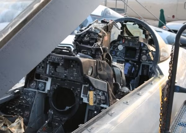 F-14A Tomcat được Quân đội Mỹ ra mắt chính thức vào năm 1974. Đây là một trong những chiến đấu cơ sử dụng cơ chế cánh cụp cánh xòe hiếm hoi của Hải quân Mỹ. Nguồn ảnh: Chive.