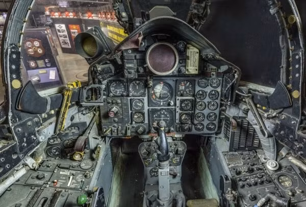 Vào thời kỳ này, khoang lái của F-4 trông vẫn có vẻ khá đơn sơ với rất nhiều nút bấm, đồng hồ và hai màn hình hiển thị radar. Với một khoang lái phức tạp như thế này, phi công cần phải được huấn luyện thật kỹ lưỡng trước khi có thể làm chủ được F-4. Nguồn ảnh: Chive.