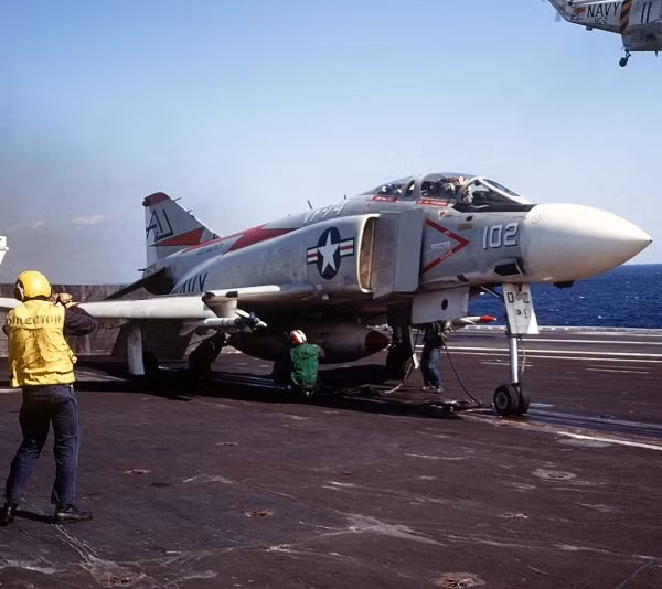 Ra đời từ năm 1958, F-4 Phantom II là một trong những chiến đấu cơ hiện đại nhất thế giới thời bấy giờ và cũng là chiếc phi cơ bị bắn rơi nhiều nhất trong chiến tranh Việt Nam của Mỹ. Nguồn ảnh: Chive.