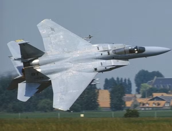 Ra đời sau F-14 Tomcat 2 năm là chiến đấu cơ hạng nặng F-15A. Đây là loại máy bay chiếm ưu thế trên không có thể hoạt động trong mọi điều kiện thời tiết được thiết kế bởi McDonnell Douglas (ngày nay thuộc Boeing). Nguồn ảnh: Chive.