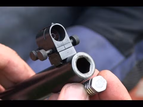 Mặc dù vậy, các khẩu súng bắn tỉa Whitworth lại có số phận khá "lận đận". Bị từ chối bởi Quân đội Anh do chi phí sản xuất quá đắt, Whitworth buộc phải bán cho Pháp và được Pháp viện trợ cho lực lượng Liên Bang trong cuộc nội chiến Mỹ. Nguồn ảnh: Youtube.