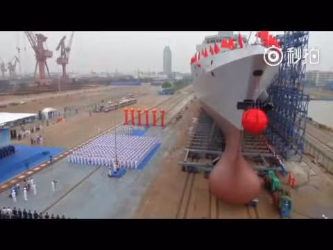 Khu trục hạm mang tên lửa Type 055 của Trung Quốc có lượng giãn nước tối đa lên tới 13.000 tấn, chiều dài 180 mét, lườn rộng 20 mét và mớm nước tối đa vào khoảng 6,6 mét. Tàu trang bị 4 động cơ tua-bin khí cung cấp tổng cộng công suất khoảng 150.000 sức ngựa. Nguồn ảnh: Youtube.