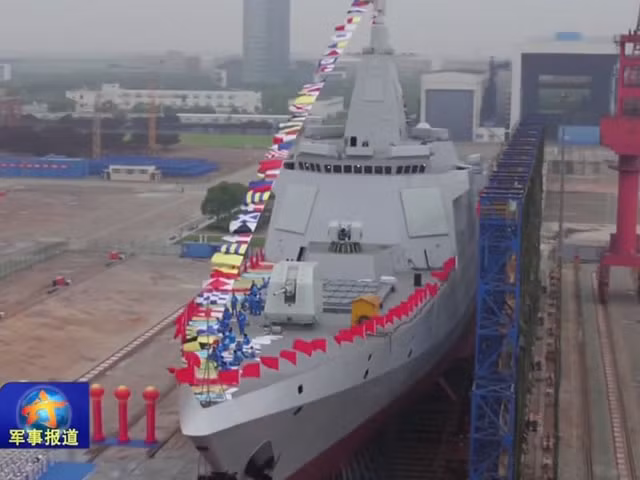 Khu trục hạm mang tên lửa mới của Hải quân Trung Quốc có tên Type 055 (Renhai) do nước này tự thiết kế và sản xuất. Đây là loại khu trục hạm đa nhiệm có thể thực hiện được nhiều nhiệm vụ khác nhau bao gồm phòng không, chống tên lửa, chống hạm và chống ngầm. Nguồn ảnh: Navyr.