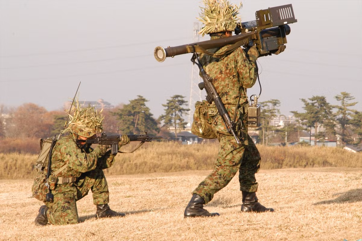 Điểm vượt trội của Shiki 91 so với FIM-92 đó là nó được trang bị hệ thống dò tìm mục tiêu tiên tiến hơn hẳn "đàn anh" Stringer một bậc. Cụ thể, hệ thống tìm kiếm mục tiêu của Shiki 91 dò theo các dải màu ánh sáng nhìn thấy được bằng mắt thường khiến cho mọi loại bẫy mồi nhiệt hoàn toàn không thể ảnh hưởng tới đường bay của quả tên lửa. Nguồn ảnh: Wiki.