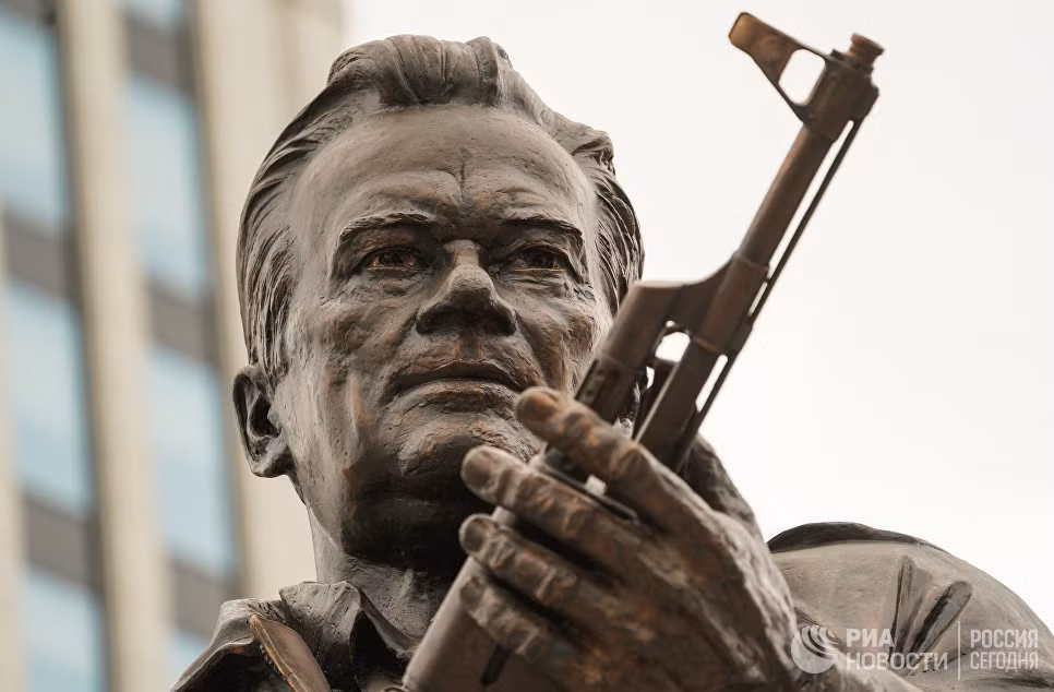 Tượng đài của Mikhail Kalashnikov được dựng cùng với thứ vũ khí huyền thoại mà ông đã tạo ra-khẩu AK-47 trên tay. Nguồn ảnh: RIA.